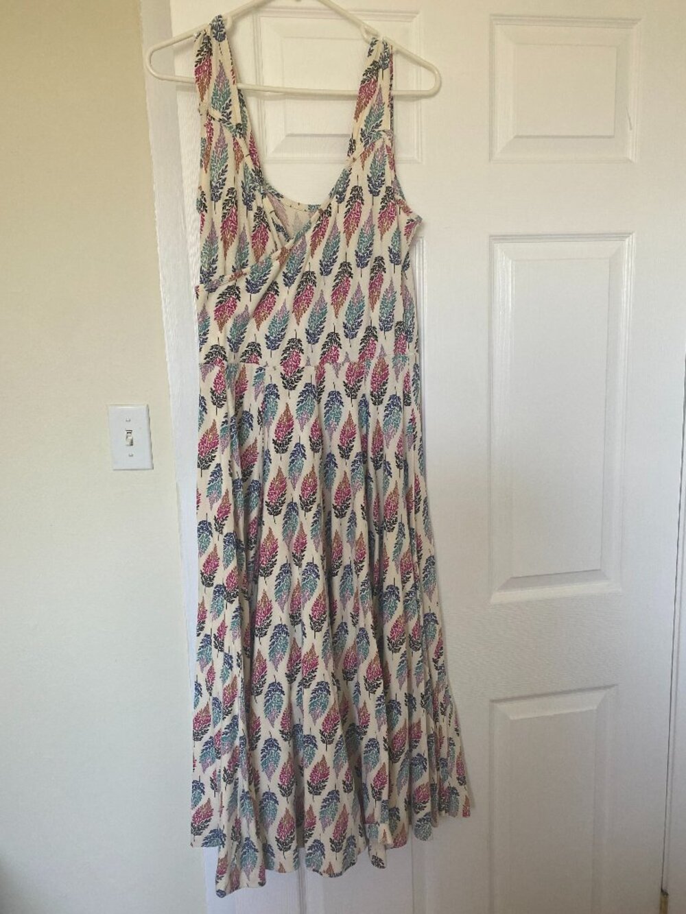Effies Heart white/colorful feather print, below the knee dress